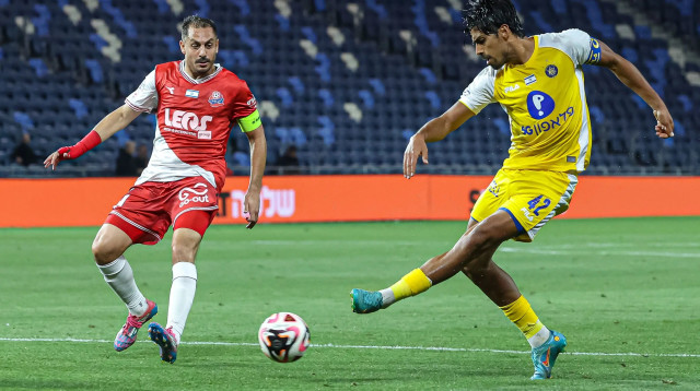 דור פרץ שחקן מכבי תל אביב מול דור מלול שחקן הפועל חיפה (צילום: לילך וייס רוזנברג)