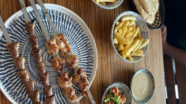 ארוחת שיפודים בגוגיס גריל בר, תל אביב (צילום: מאיה כהן)