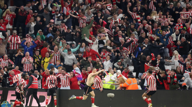 שחקני סנדרלנד חוגגים עם דניאל באלארד (צילום: GettyImages)