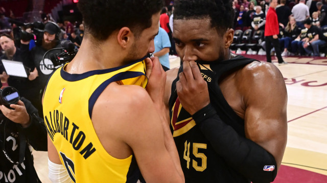 שחקן קליבלנד קאבלירס דונובן מיטשל לצד שחקן אינדיאנה פייסרס טייריס הליברטון (צילום: רויטרס)