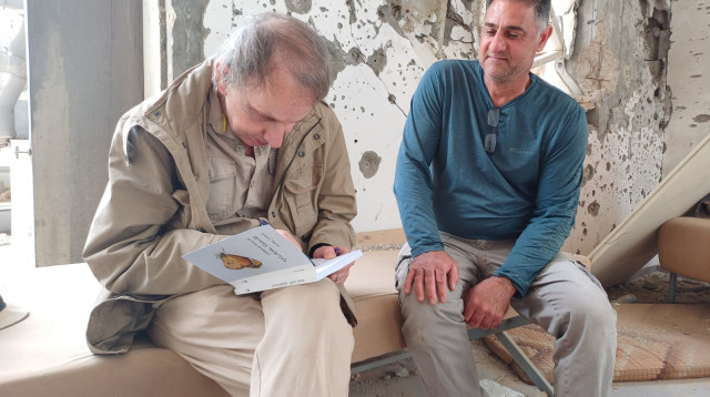 הסופר מישל וולבק בביקור בבארי יחד עם רוני ברוך שבנו עידן ז"ל נרצח בטבח ובנו סהר ז"ל נחטף ונרצח בשבי (צילום: דוברות בארי)