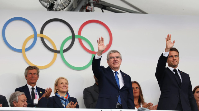 נשיא צרפת עמנואל מקרון עם נשיא הוועד האולימפי תומאס באך (צילום: GettyImages, Cameron Spencer)