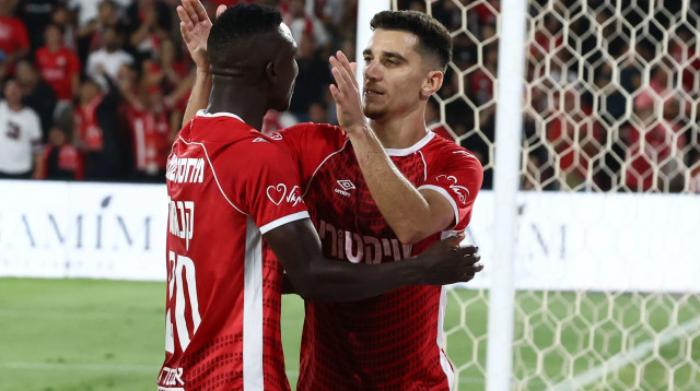 דן ביטון עם קינגס קאנגווה שחקני הפועל באר שבע חוגגים (צילום: דני מרון)