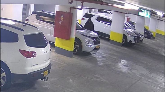 חניון הבניין בפתח תקווה בו פעל גנב האופניים (צילום: מצלמות אבטחה, דוברות משטרת ישראל)