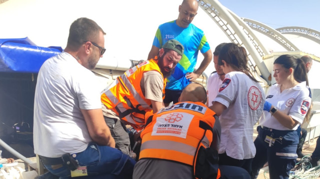 אנשי מד"א ואיחוד הצלה בזירת האירוע באילת (צילום: דוברות איחוד הצלה)