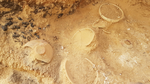 קערות חרס אשר שימשו כנראה כחלק מסעודה הקשורה לקבורה (צילום: רשות העתיקות,סבטלנה טליס)