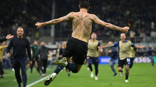 אצ'רבי חוגג את שער השיוויון נגד ברצלונה (צילום: Dan Mullan)