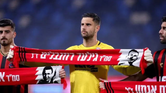 הטקס של הפועל חיפה. השוער ניב אנטמן עם צעיף לזכר גיל-עד רוזנבליט ז"ל (צילום: מאור אלקסלסי)