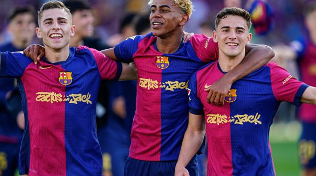 גאבי, לאמין ימאל ופרמין לופס חוגגים (צילום: Pressinphoto)