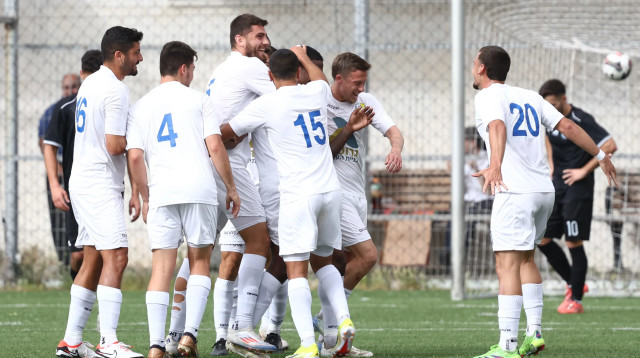 שחקני מכבי יבנה חוגגים (צילום: דני מרון)