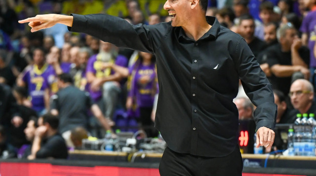 יהוא אורלנד מאמן בני הרצליה (צילום: ברני ארדוב)