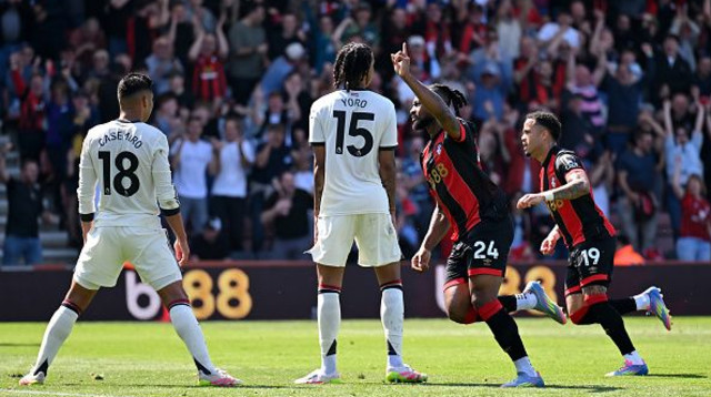 סמניו חוגג שער נגד יונייטד (צילום: Dan Mullan)