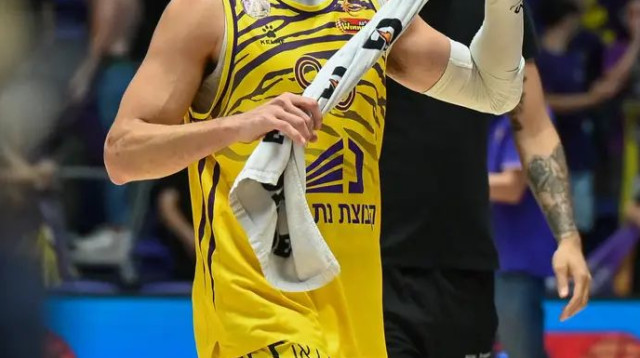 חולון תצטרך לנצח שוב בחוץ. יפתח זיו (צילום: ברני ארדוב)