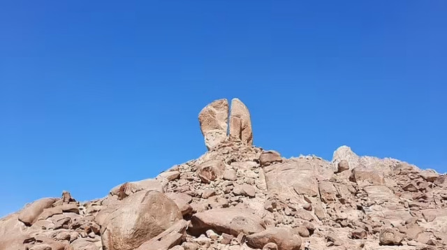 רבים מאמינים שהר סיני נמצא בערב הסעודית, ליד הסלע החצוי (צילום: Getty images)