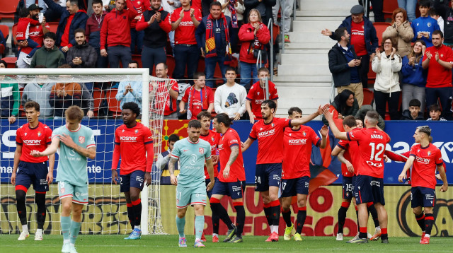 שחקני אוסאסונה חוגגים (צילום: רויטרס)