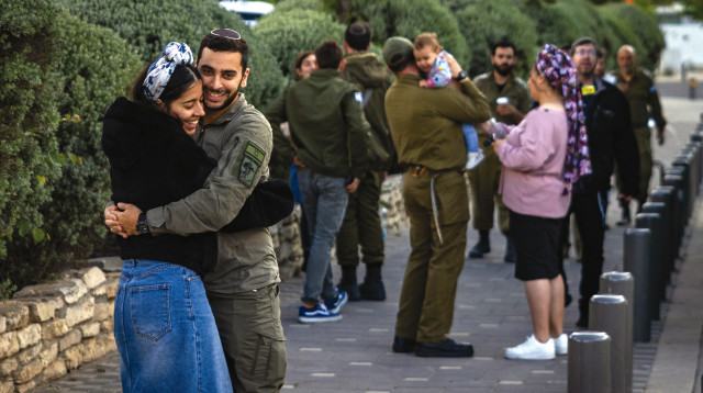 לוחמי מילואים נפרדים מבני משפחותיהם  (צילום: חיים גולדברג פלאש 90)