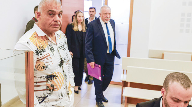 אביגדור ליברמן ויוסי כמיסה בבית המשפט (צילום: אבשלום ששוני)