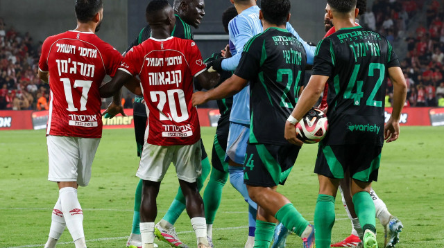 שחקני מכבי חיפה ושחקני הפועל באר שבע בעימות (צילום: דני מרון)