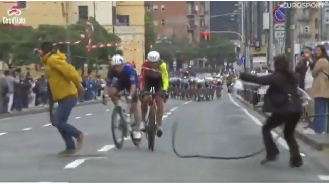 פעילים פרו פלסטינים מנסים לגרום לתאונה לרוכבי הקבוצה הישראלית פרמייר טק (צילום: צילום מסך, מתוך טוויטר)