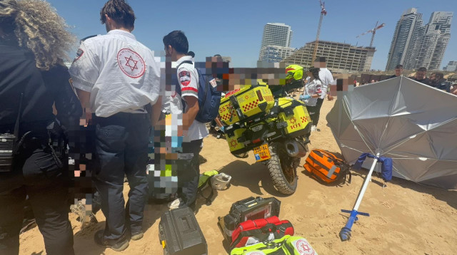 צוותי מד"א בחוף בבת ים (צילום: תיעוד מבצעי מד"א)