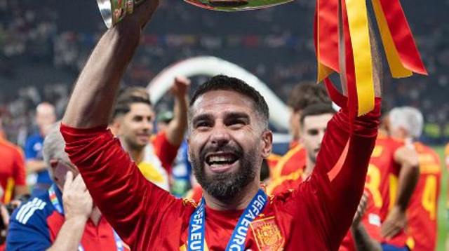 קרבחאל מניף את גביע אירופה (צילום: Visionhaus)