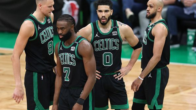 שחקני בוסטון סלטיקס – ג'ייסון טייטום, ג'יילן בראון, דרק ווייט, קריסטפס פורזינגיס; (צילום: Gettyimages)