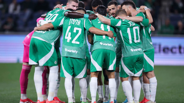 שחקני מכבי חיפה (צילום: מאור אלקסלסי)