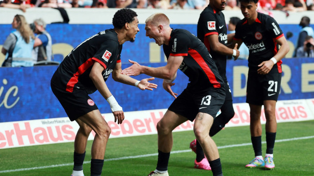 רסמוס כריסטנסן, הוגו אקיטיקה שחקני איינטרכט פרנקפורט חוגגים (צילום: רויטרס)