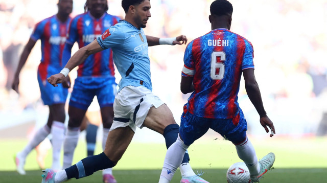 עומאר מרמוש שחקן מנצ'סטר סיטי מול מארק גהי שחקן קריסטל פאלאס (צילום: רויטרס)