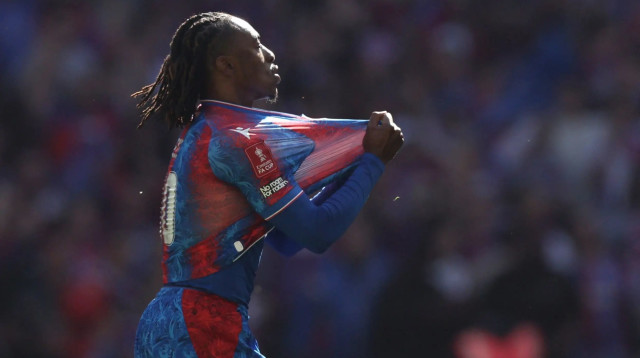 אברצ'י אזה שחקן קריסטל פאלאס חוגג שער (צילום: רויטרס)