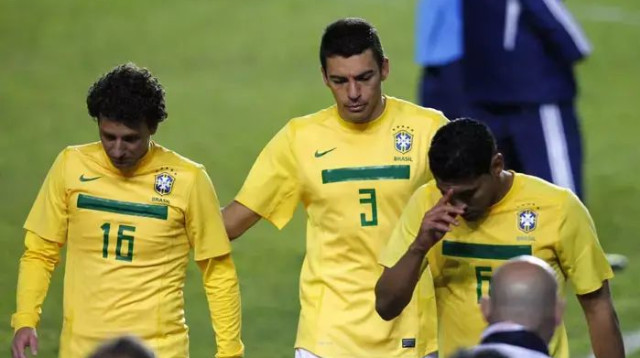 שחקני נבחרת ברזיל אלנו, לוסיו, אנדראה סנטוס יורדים מאוכזבים ברבע גמר קופה אמריקה (צילום: רויטרס)