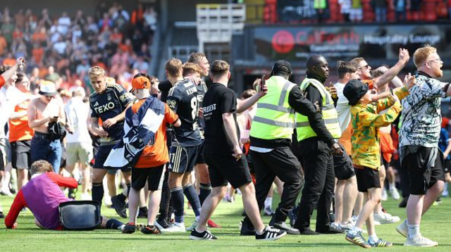 פריצת האוהדים והמושב שנזרק על ג'ק מקנזי (צילום: Roddy Scott - SNS Group)