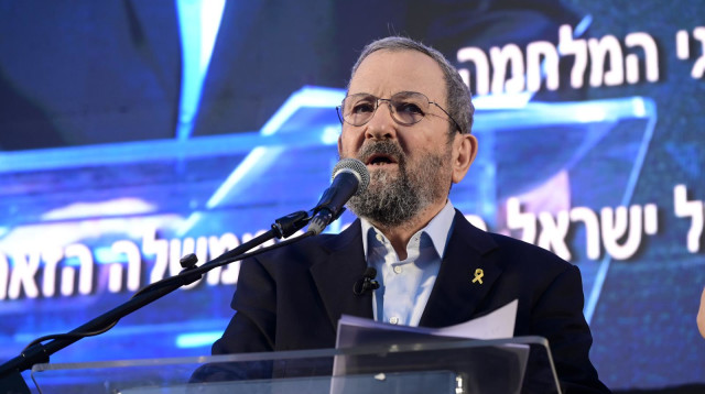 אהוד ברק נושא דברים בהפגנה בכיכר הבימה (צילום: אבשלום ששוני)