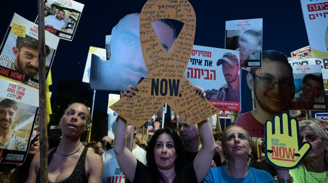 מפגינים למען החטופים בכיכר הבימה (צילום: אבשלום ששוני)