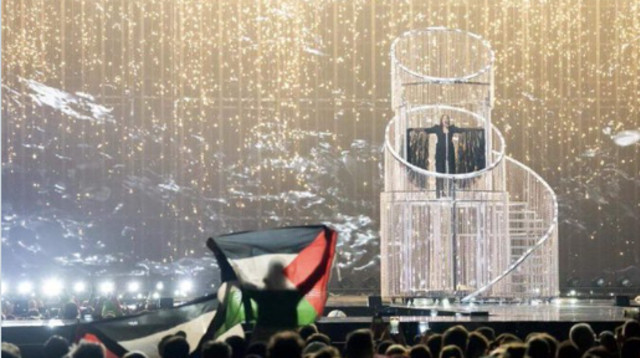 דגל פלסטין בהופעת יובל רפאל באירוויזיון (צילום: צילום מסך רשת X)