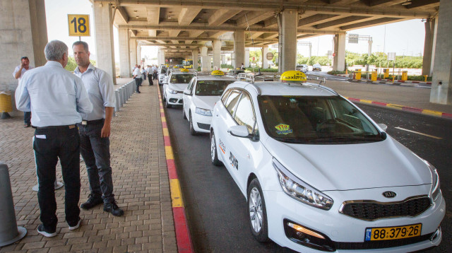 מוניות בנתב"ג (צילום: פלאש 90)