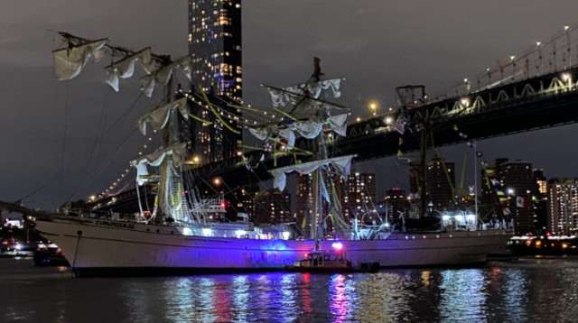 הספינה המקסיקנית שניות לפני ההתנגשות (צילום: צילום מסך רשת X)