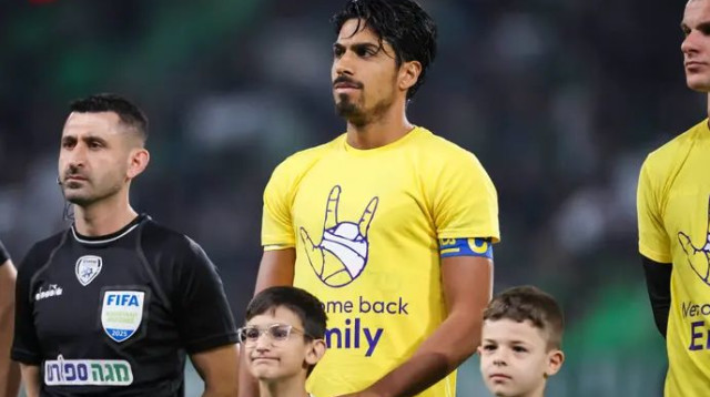 דור פרץ עם החולצה לכבוד אמילי דמארי (צילום: מאור אלקסלסי)