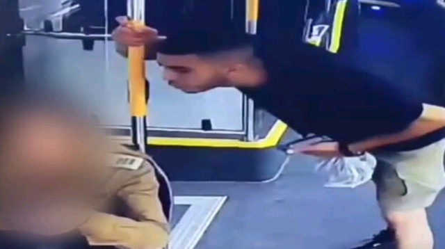 צעיר שתועד יורק בפניה של קצינה (צילום: רשתות חברתיות)