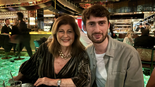 טינה פמברטון ובנה בלונדון (צילום: Jam Press)