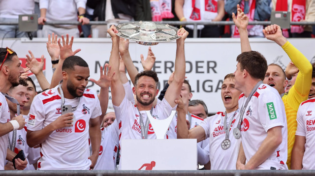 שחקני קלן חוגגים, מארק אות מניף את צלחת האליפות של הבונדסליגה השנייה (צילום: GettyImages, Christof Koepsel)
