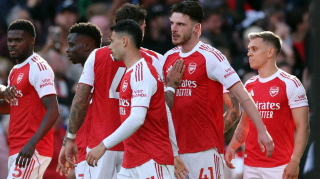 שחקני ארסנל חוגגים עם דקלן רייס (צילום: רויטרס)