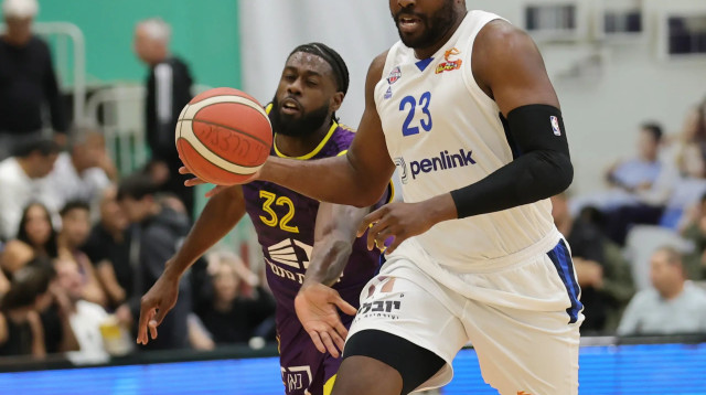 צ'ינאנו אונואקו, שחקן בני הרצליה (צילום: אודי ציטיאט)