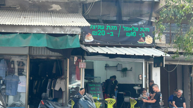 האצ"ל 4 בשכונת התקווה - פלאפל ב-10 שקלים, שניצל ב-20 (צילום: מאיה כהן)