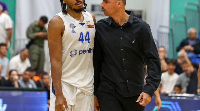 מאמן בני הרצליה יהוא אורלנד עם אלייז'ה סטיוארט (צילום: דני מרון)