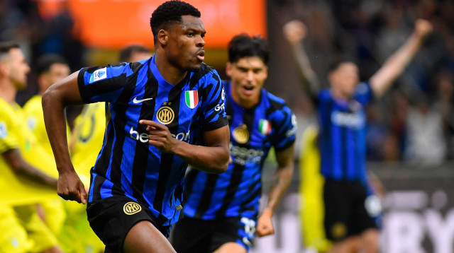 דנזל דומפריס שחקן אינטר חוגג שער (צילום: רויטרס)