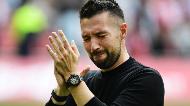 פרנצ'סקו פאריולי מאמן אייאקס בוכה (צילום: GettyImages, ANP)