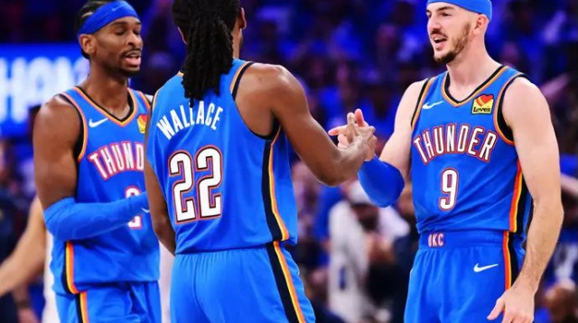 איזה ערב. גילג'ס אלכסנדר וקייסון וואלאס מברכים את גיבור המשחק (צילום: GettyImages, Joshua Gateley)