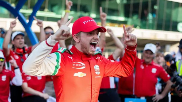 רוברט שוורצמן חוגג (צילום: אתר רשמי, אתר רשמי)