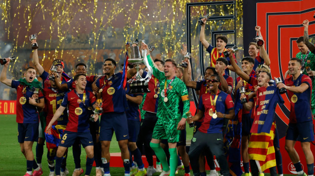שחקני ברצלונה מניפים את גביע המלך (צילום: רויטרס)
